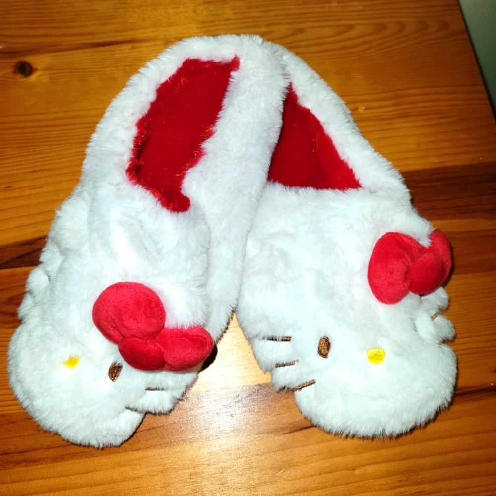 Hello Kitty soft sole slippers Size 6-7 NWOT